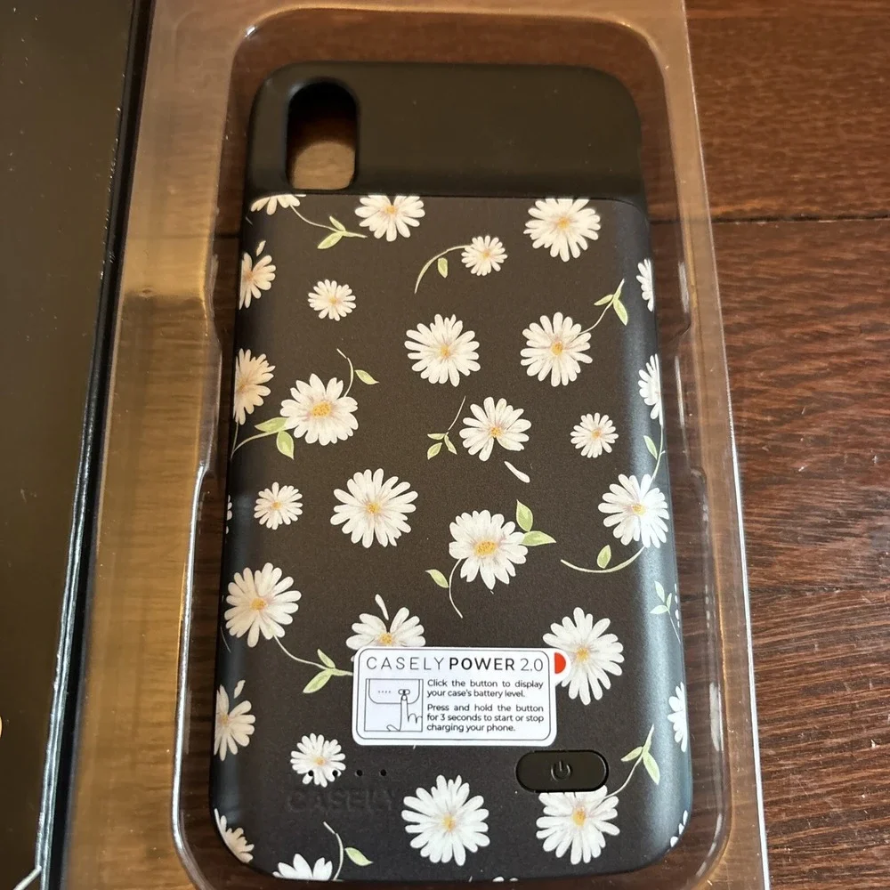 Casely Power 2.0 Charging Case for Iphone X/XS Black With Daisies
